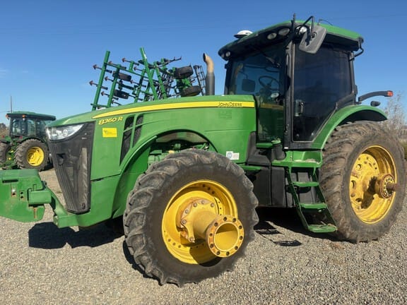2011 John Deere 8360R Equipment Image0