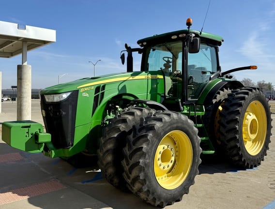 2011 John Deere 8360R Equipment Image0