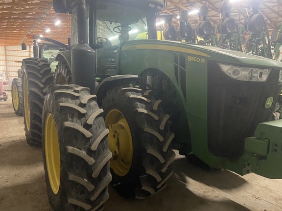2011 John Deere 8360R Equipment Image0