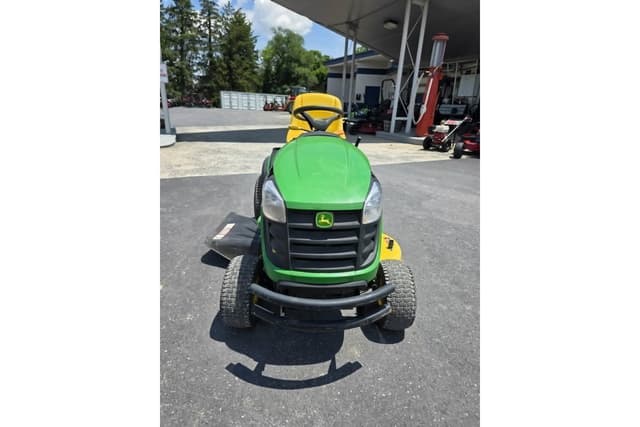 Image of John Deere D130 equipment image 2