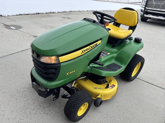 2011 John Deere X304 Equipment Image0