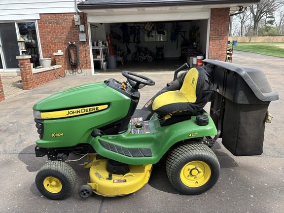 2011 John Deere X304 Equipment Image0