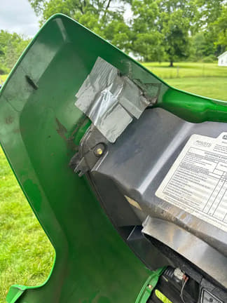 Image of John Deere X324 equipment image 4