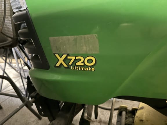 2011 John Deere X720 Equipment Image0