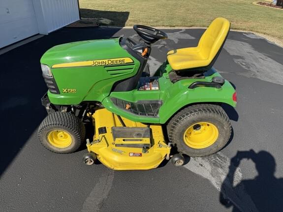Image of John Deere X720 equipment image 1