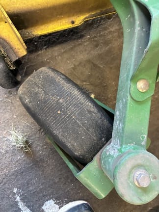 2011 John Deere Z445 Equipment Image0