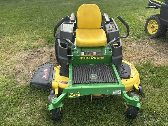 2011 John Deere Z445 Equipment Image0