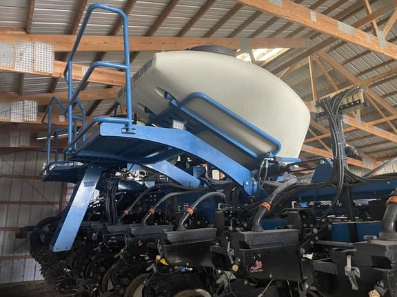 Image of Kinze 3660 equipment image 2