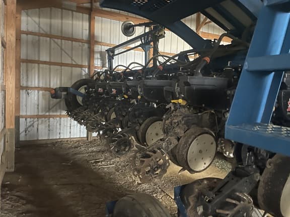 Image of Kinze 3660 equipment image 1