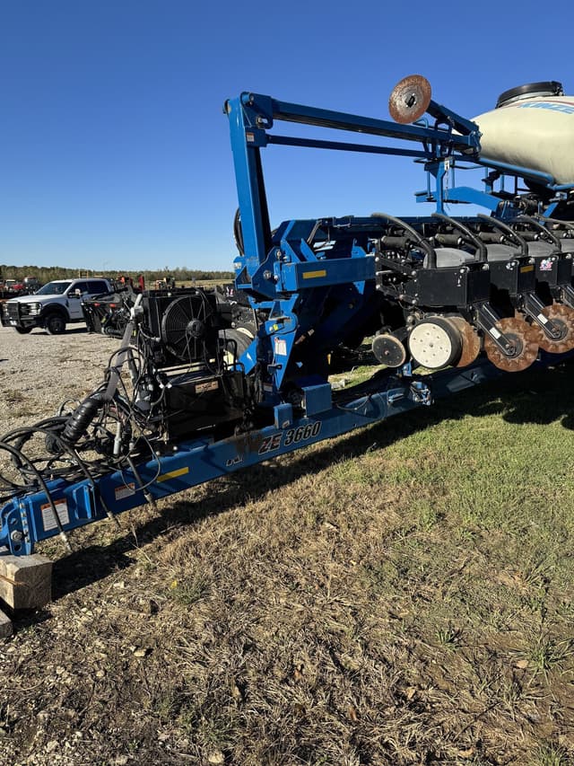 Image of Kinze 3660ASD equipment image 4