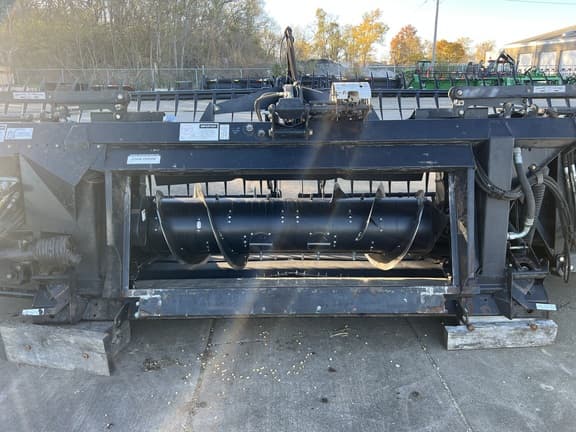 Image of MacDon FD70 equipment image 2