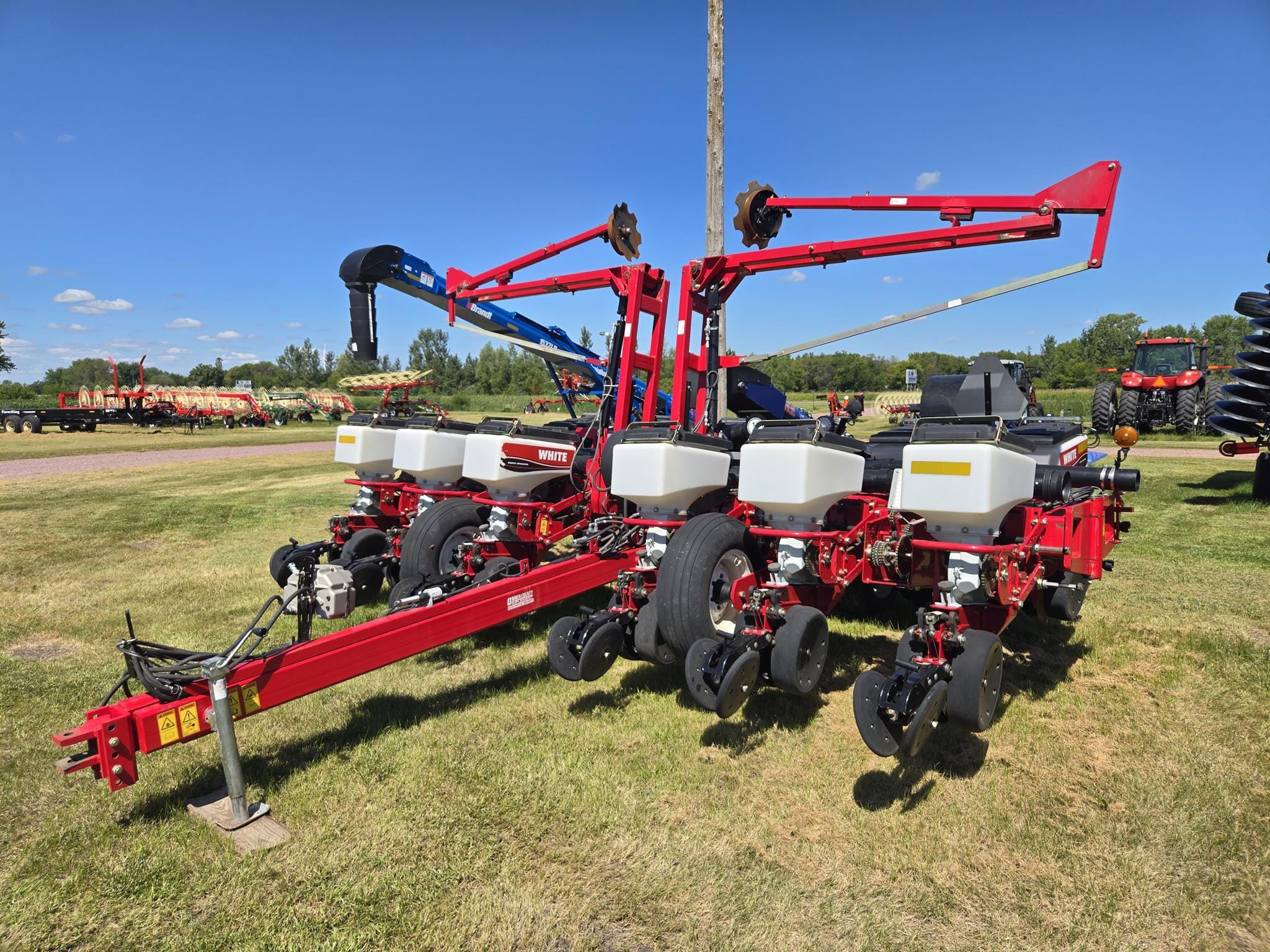 2011 White 8222 Equipment Image0