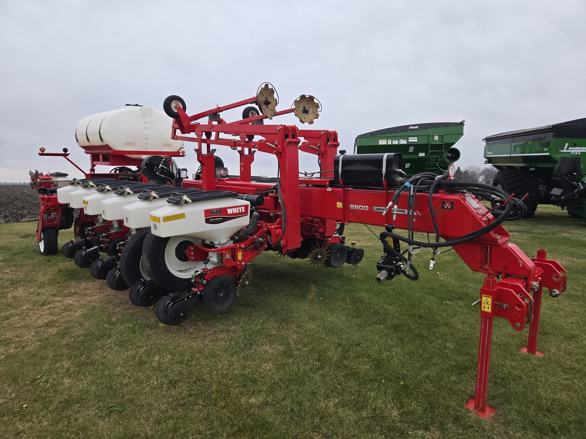 2011 White 8816 Equipment Image0