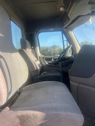Image of Freightliner Cascadia equipment image 2