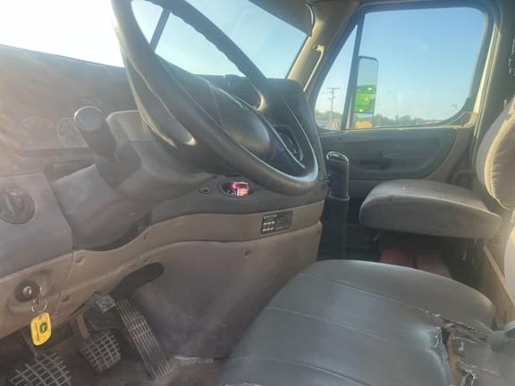 Image of Freightliner Cascadia equipment image 3