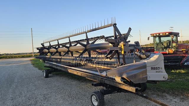Image of Gleaner 9250 equipment image 2