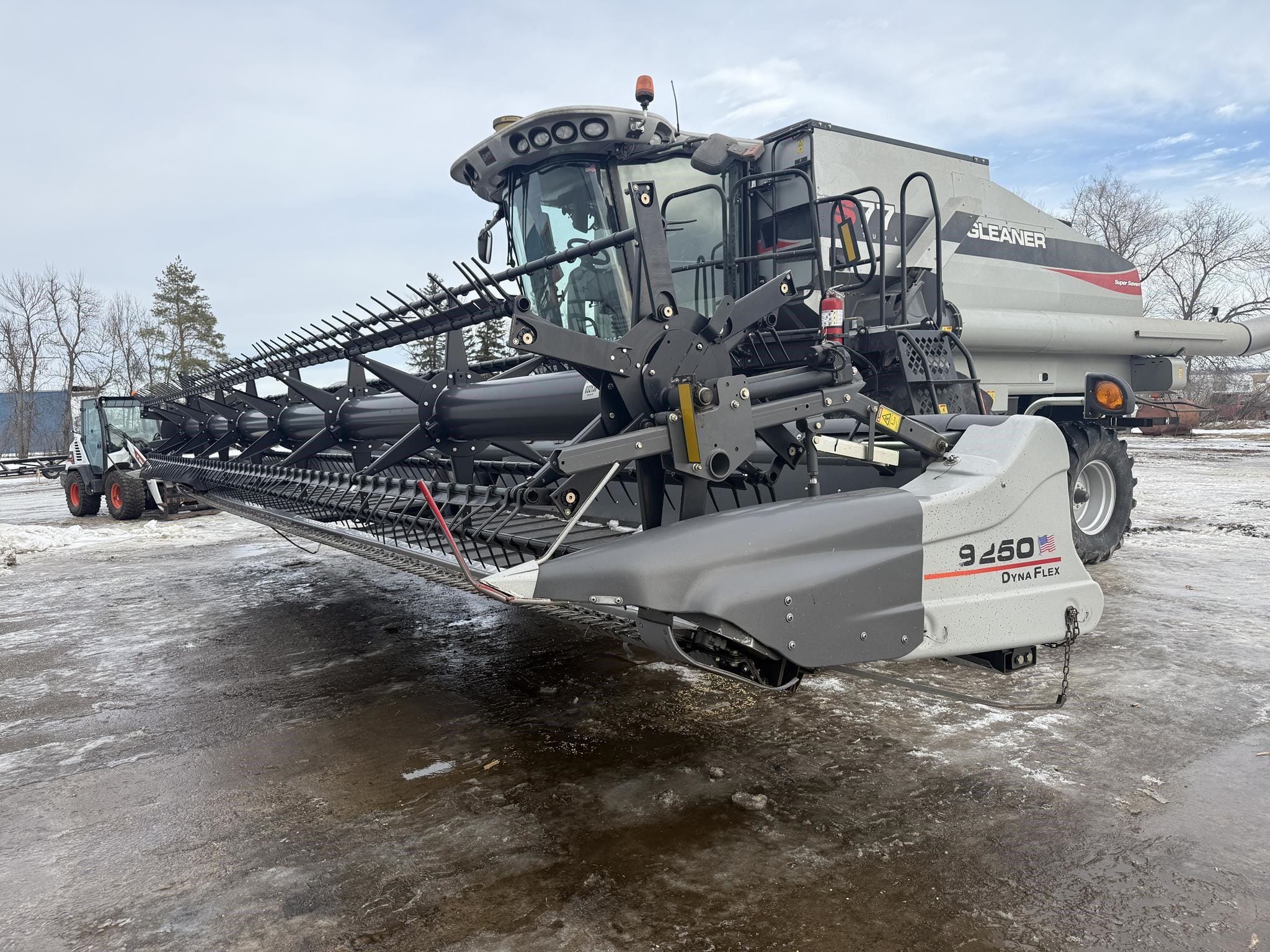 2012 Gleaner 9250 Equipment Image0