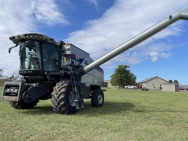 Image of Gleaner S67 equipment image 1