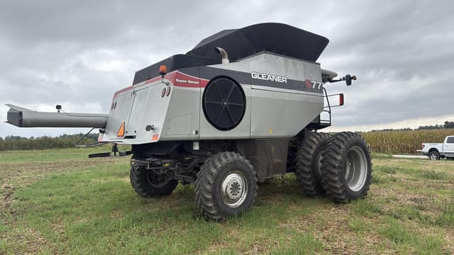 Image of Gleaner S77 equipment image 3