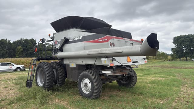 Image of Gleaner S77 equipment image 4