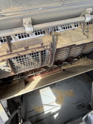 Image of Gleaner S77 equipment image 4