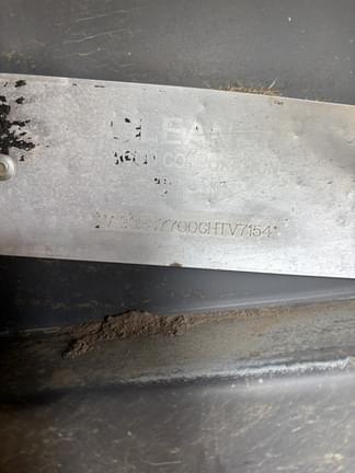 Image of Gleaner S77 equipment image 3