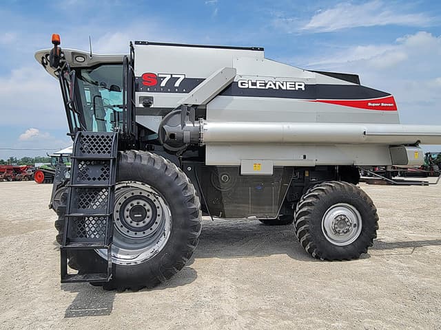 Image of Gleaner S77 equipment image 3