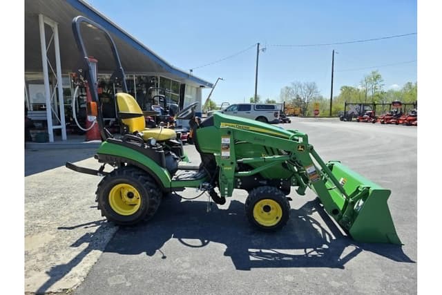 Image of John Deere 1026R equipment image 3