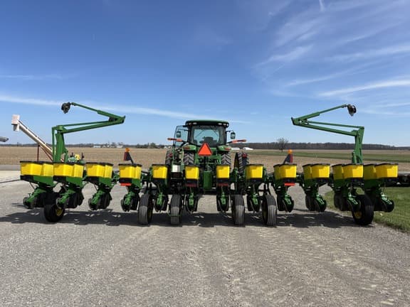 Image of John Deere 1760 equipment image 1