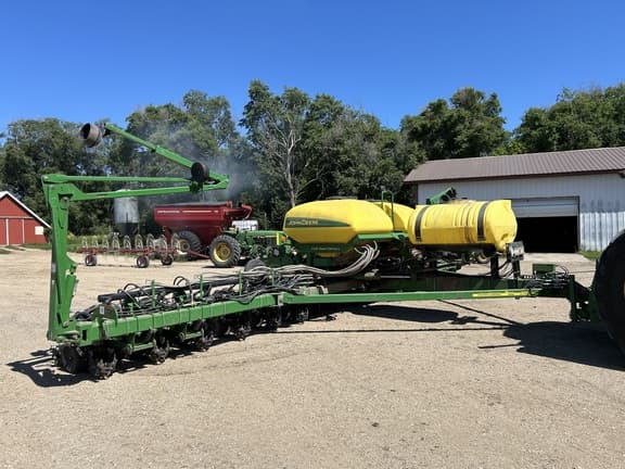 Image of John Deere 1770 equipment image 1