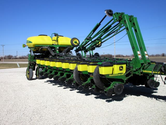 Image of John Deere 1770 equipment image 1