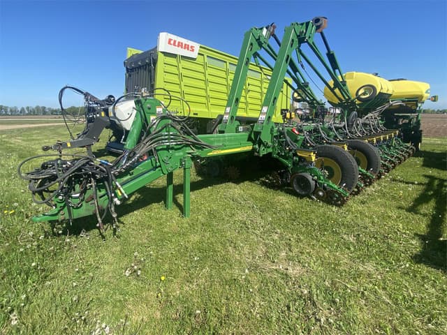 Image of John Deere 1770 equipment image 1