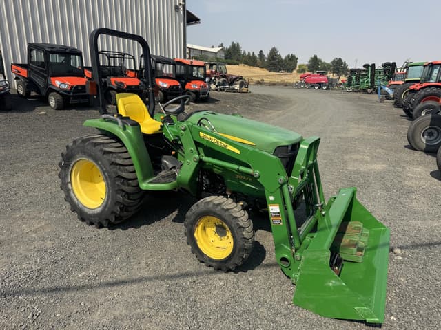 Image of John Deere 3032E equipment image 4