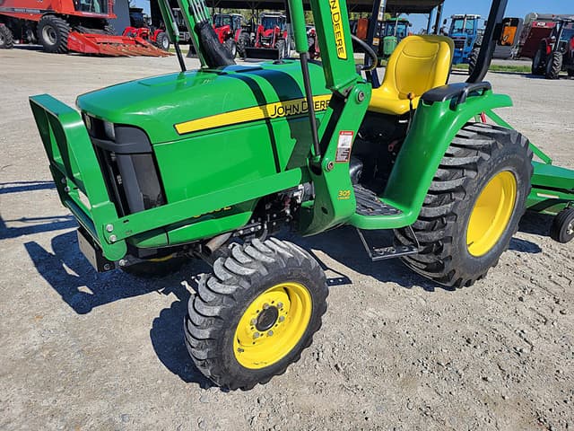 Image of John Deere 3038E equipment image 4