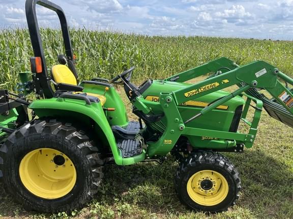 Image of John Deere 3038E equipment image 3