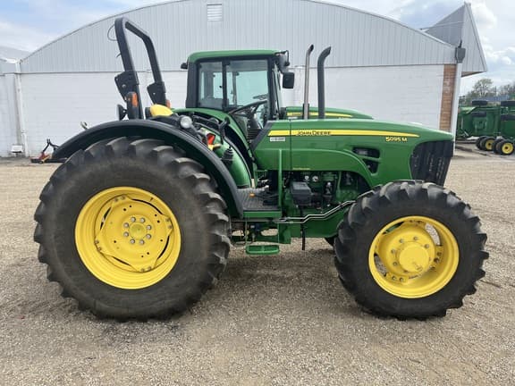Image of John Deere 5095M equipment image 3