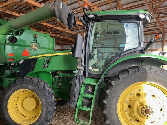 2012 John Deere 7200R Equipment Image0