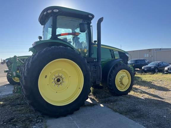 Image of John Deere 7200R equipment image 1