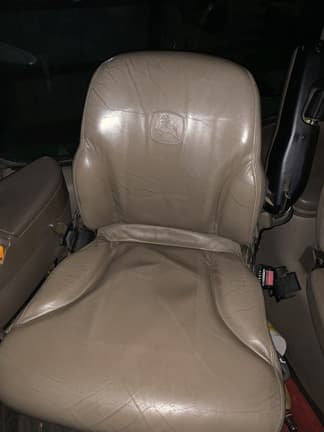 Image of John Deere 8235R equipment image 3