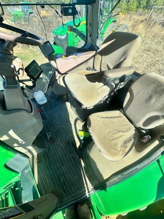 Image of John Deere 8235R equipment image 4