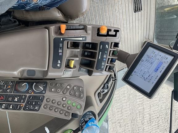Image of John Deere 8260R equipment image 4