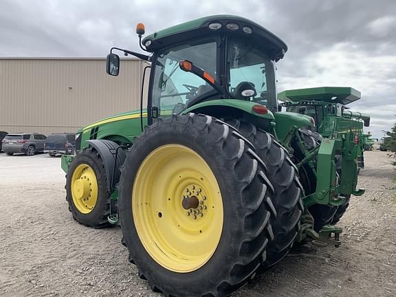 Image of John Deere 8260R equipment image 2