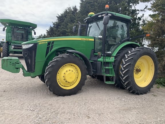 2012 John Deere 8260R Equipment Image0