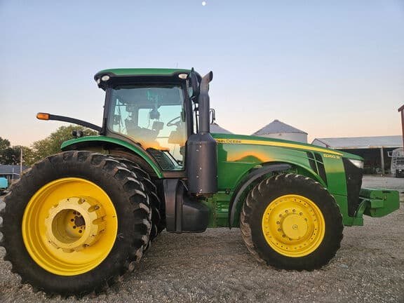 Image of John Deere 8260R equipment image 2