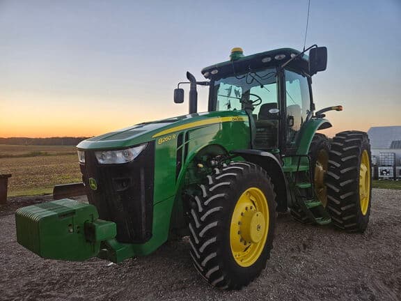 Image of John Deere 8260R equipment image 1