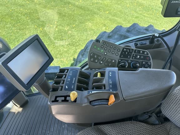 Image of John Deere 8310R equipment image 4