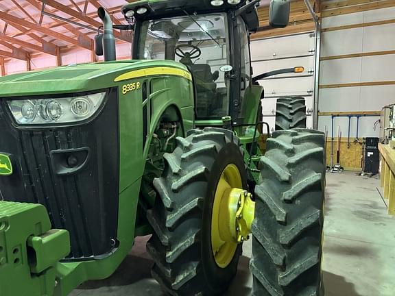 Image of John Deere 8335R equipment image 2