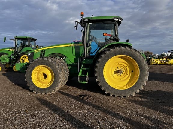 Image of John Deere 8335R equipment image 1