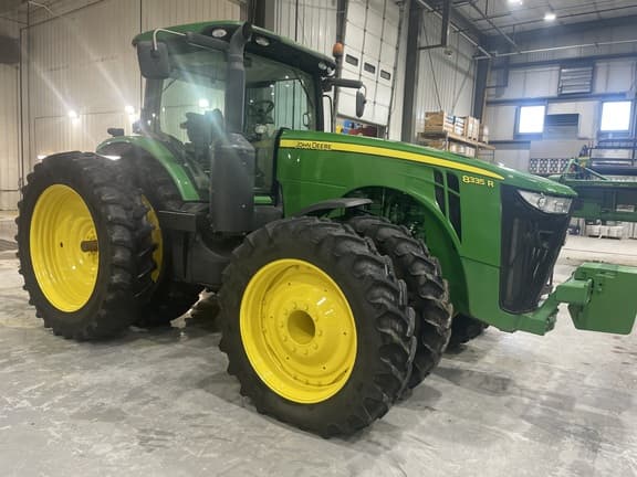 Image of John Deere 8335R equipment image 1