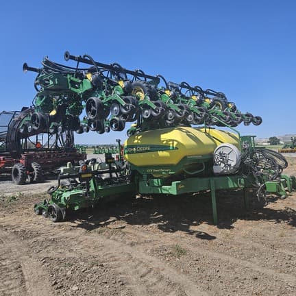 Image of John Deere DR24 equipment image 1